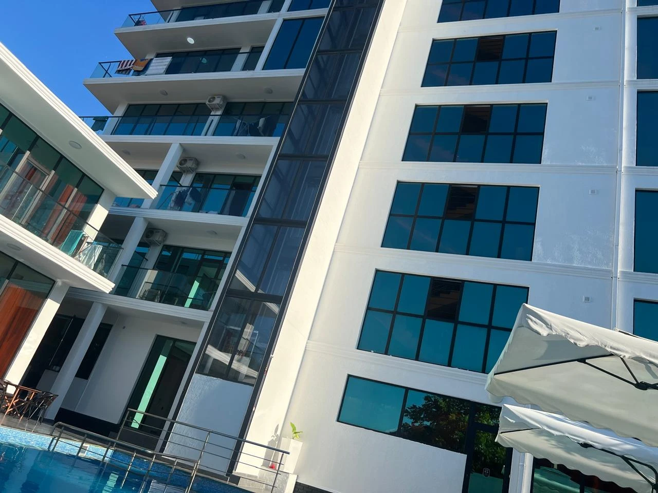 Hotel Chipo building and pool